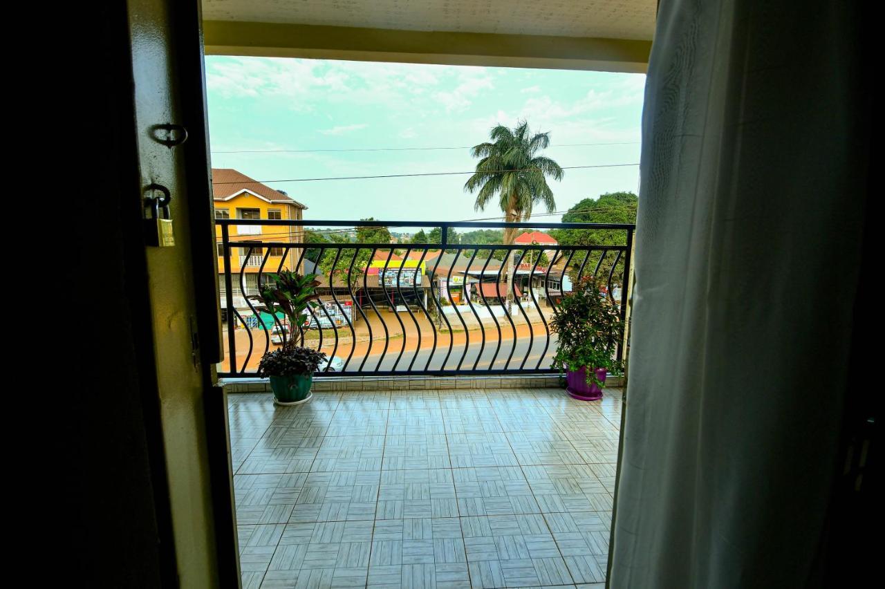 Peace Of Mind Suites เอนเทบเบ้ ภายนอก รูปภาพ