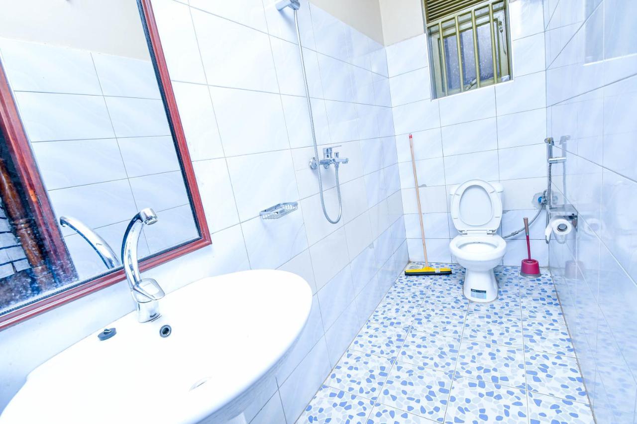 Peace Of Mind Suites เอนเทบเบ้ ภายนอก รูปภาพ