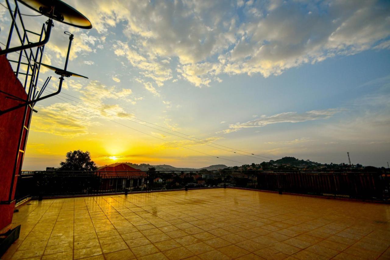 Peace Of Mind Suites เอนเทบเบ้ ภายนอก รูปภาพ