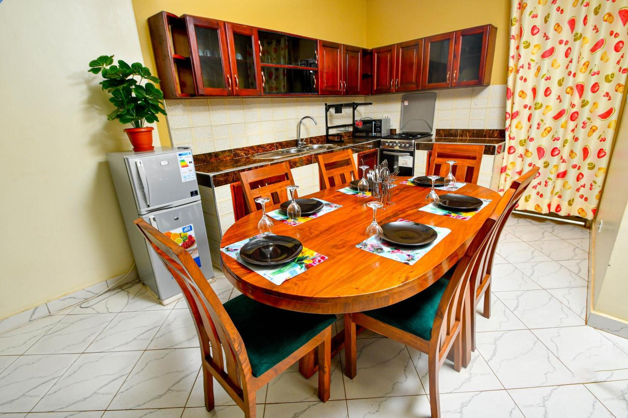 Peace Of Mind Suites เอนเทบเบ้ ภายนอก รูปภาพ