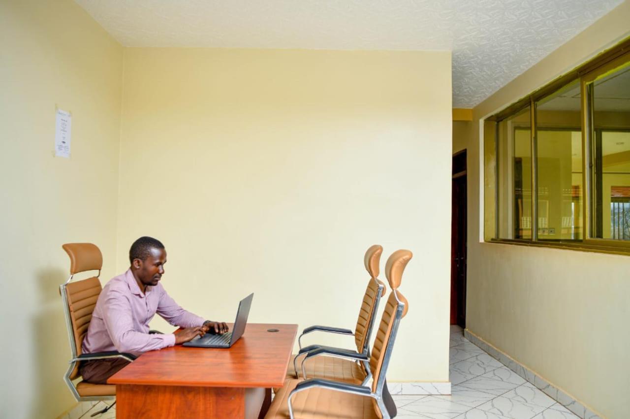 Peace Of Mind Suites เอนเทบเบ้ ภายนอก รูปภาพ